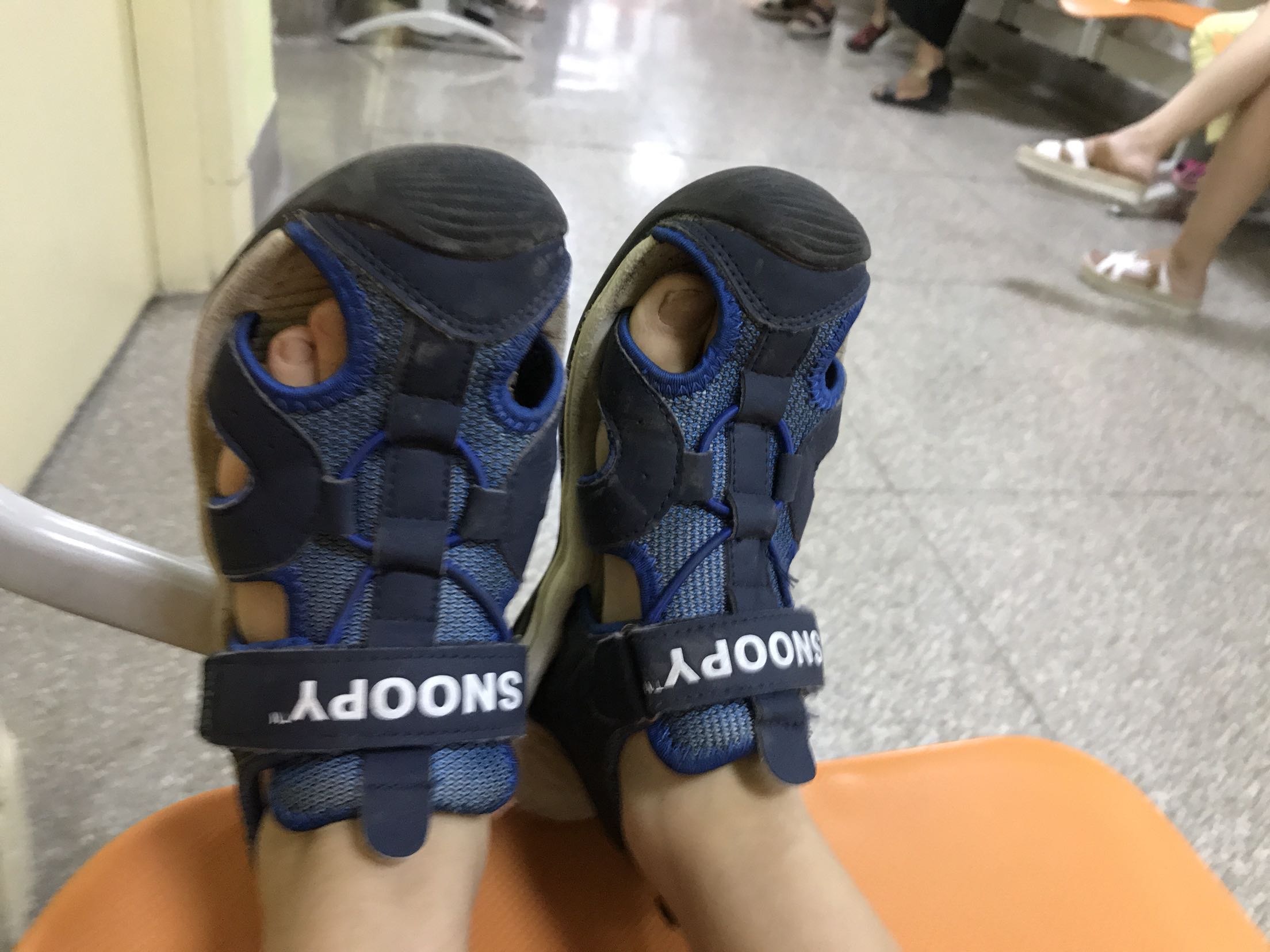 鞋非常好,买了一个月了,孩子天天穿,防滑也不错,大牌子就是不一样