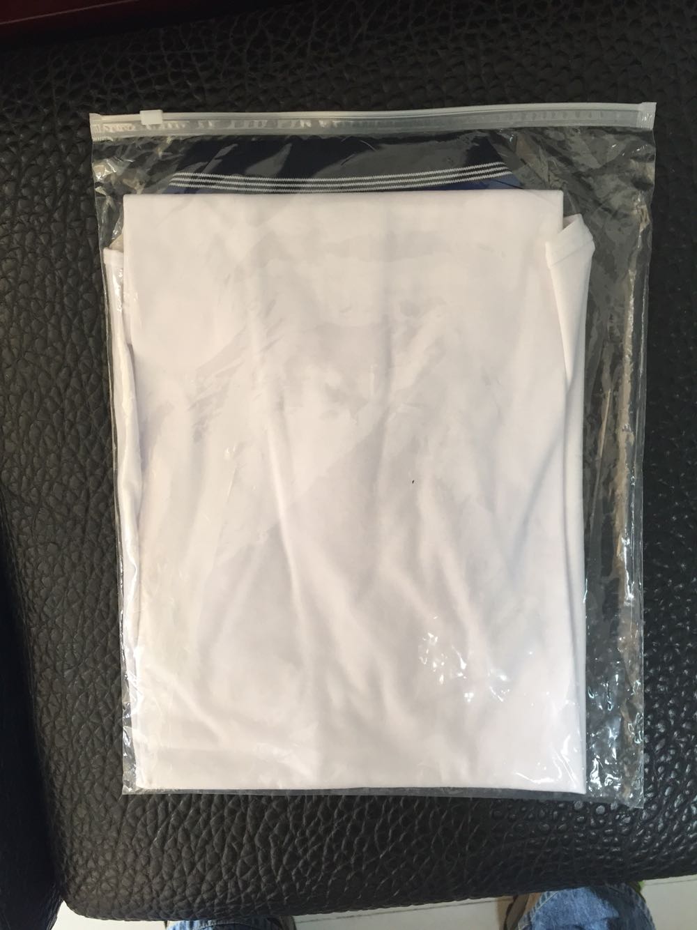 衣服收到了,质量还不错,价格不贵,挺好的