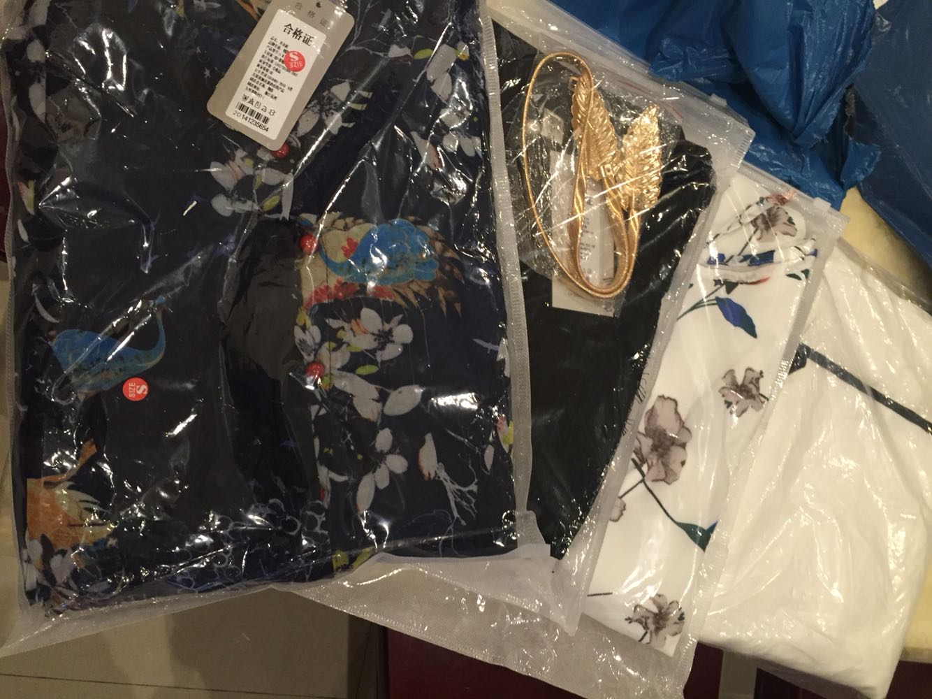 哈哈!有心的亲们可以看出来欧是一次性买了商家几件哦!都不错哦!值得信赖的商家!