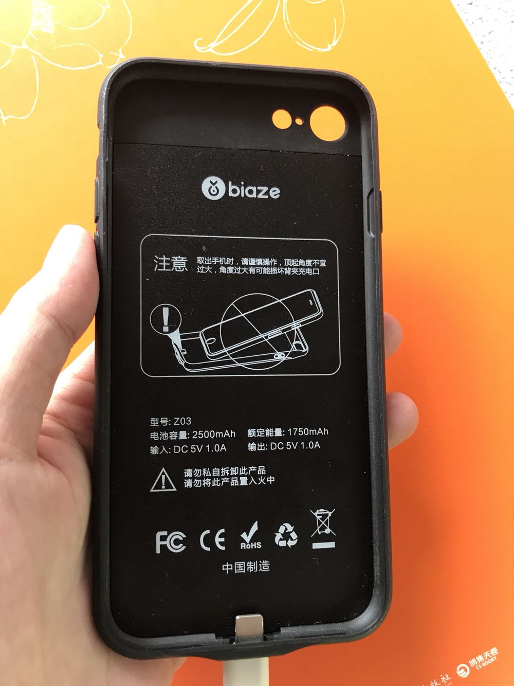 很轻巧,无下巴设计要还看很多,开孔完美契合iPhone7,手感也很好,防滑材质,边框是软包,不伤手机,电量刚好够充满一次,应急用足够了,适合对便携要求高的人。安装和拆卸时要尽量平进平出以免损伤插头。总体上非常满意,性价比很高。