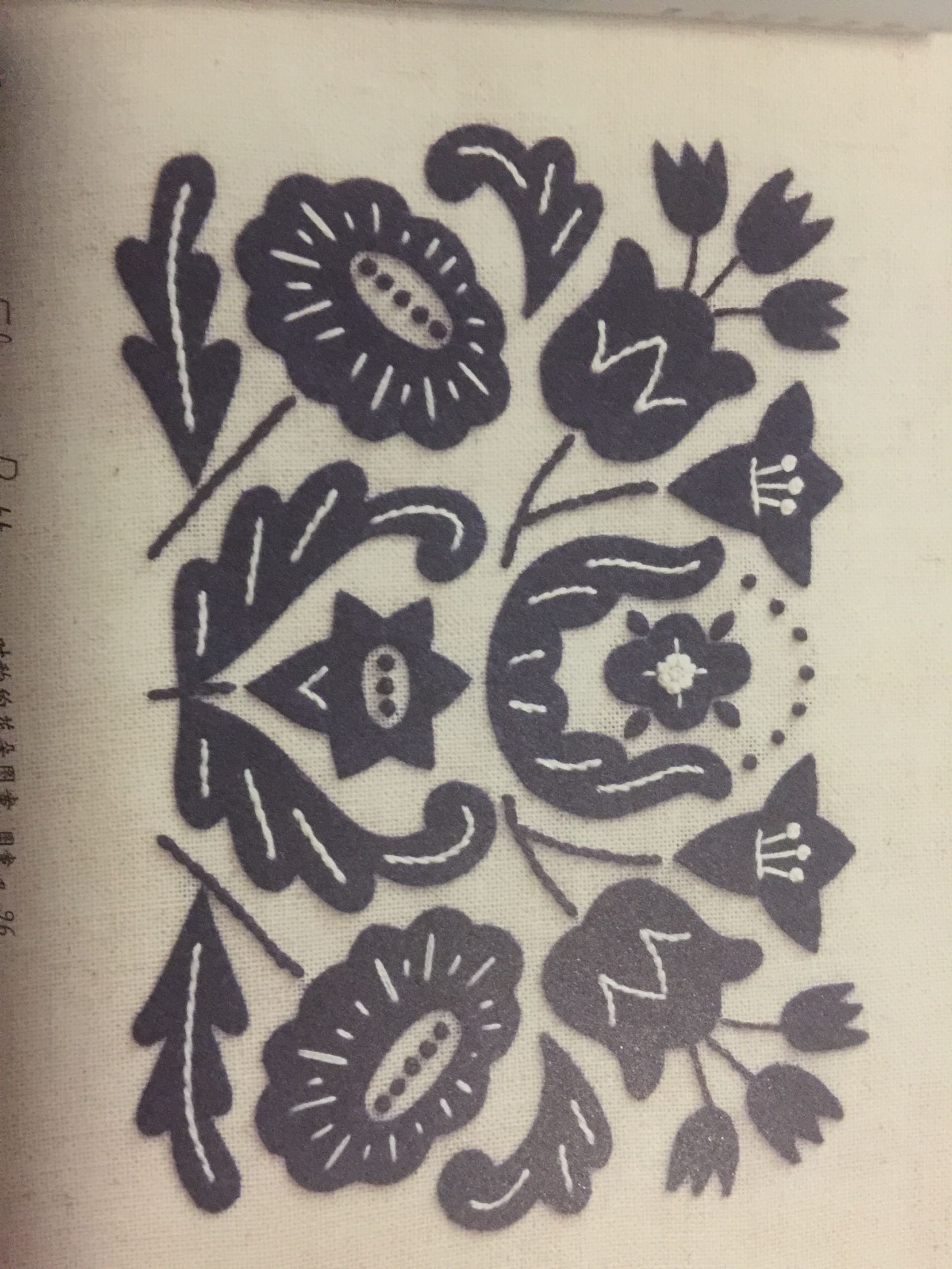 好新的书,2017年5月印刷的,书不大21cm*14cm横版的,好久没买手工书了,内容挺喜欢的。书是拆单单独从外地发货,包了白色泡泡膜信封,书保护的特别好!