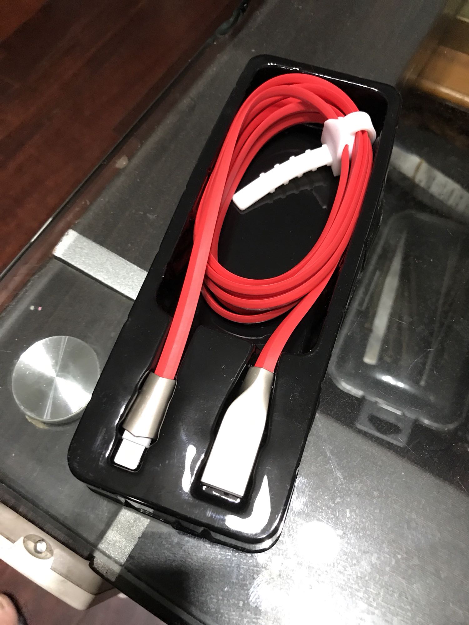 我原有一根是黑色的,因为用得好看到皇尚品牌且红色的,给我女儿也买一根。其特点是安全耐用、不缠绕,放在那里都不会给人杂乱的感觉。