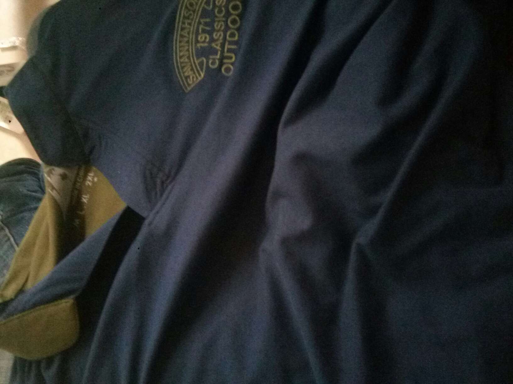货刚到,就迫不及待的打开了包装,拿出衣服穿上,感觉很舒适,柔软,滑滑的触感,非常好快递大哥也非常棒,服务态度非常好。