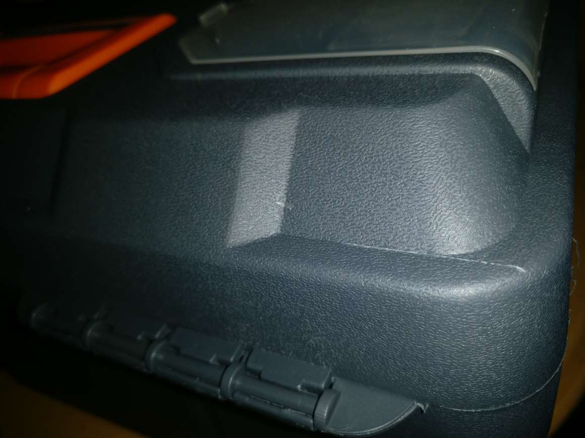 有一点点小划痕 不过不影响使用 箱子很大很好用