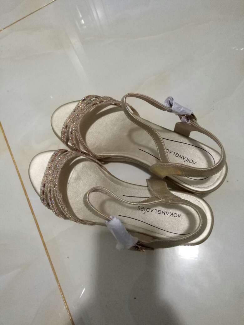 宝贝收到了,穿上很瘦脚,跟也很合适,特别是钻很闪亮?,很满意的一次购物!