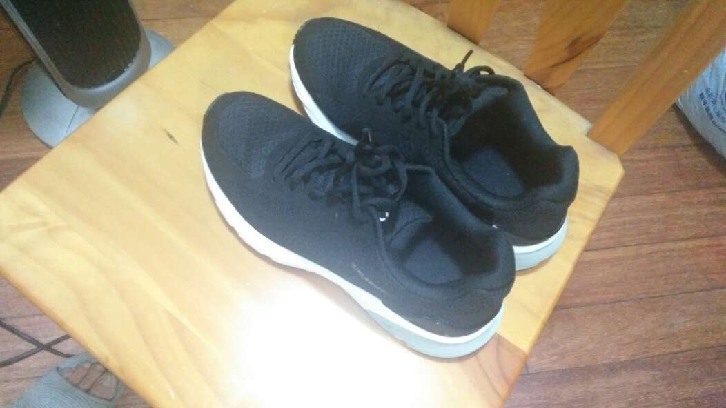 鞋轻便对脚的支撑不错,适合走路跑步。