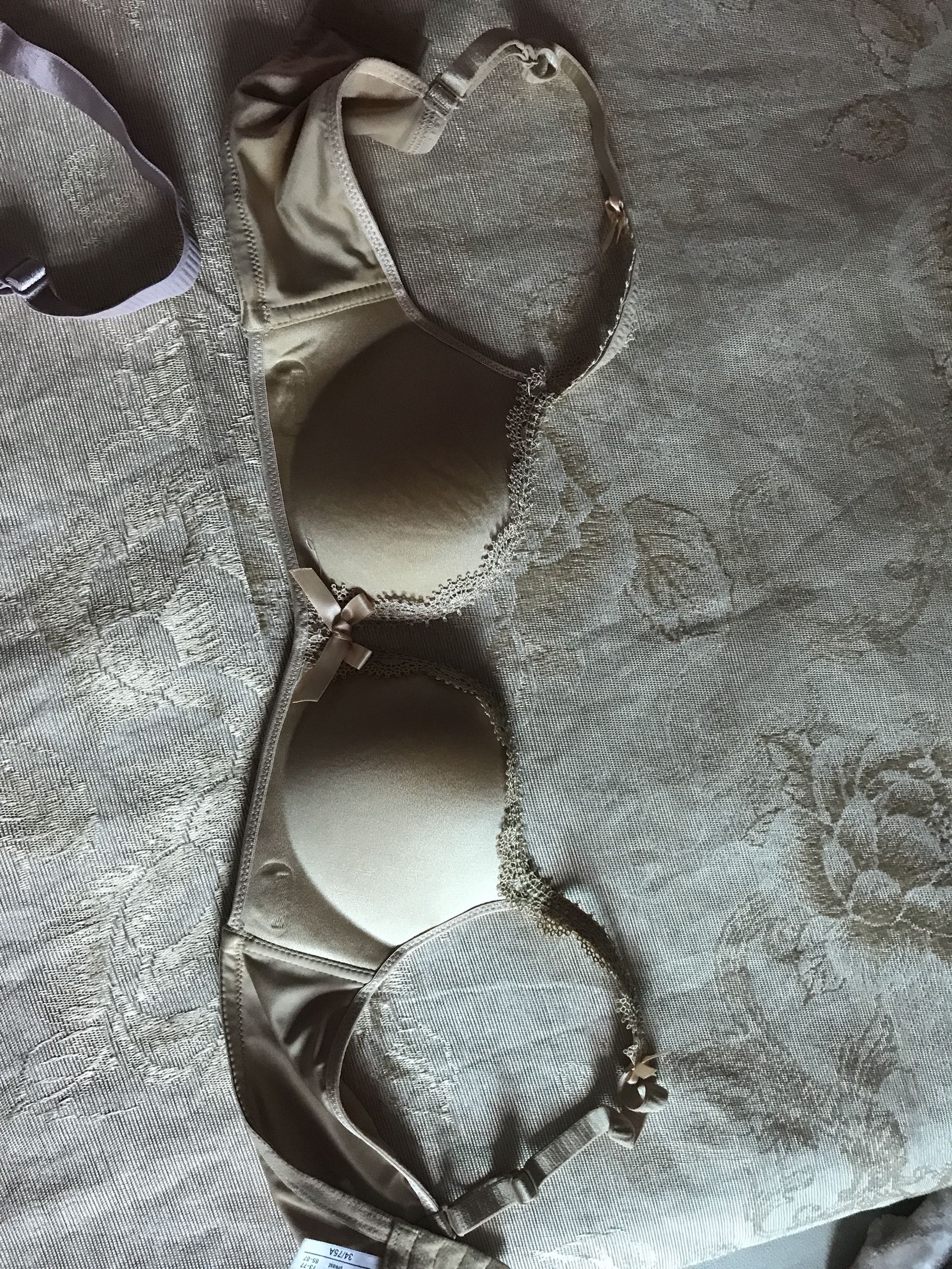 无钢圈的穿了比较舒服,洗了也没变形。