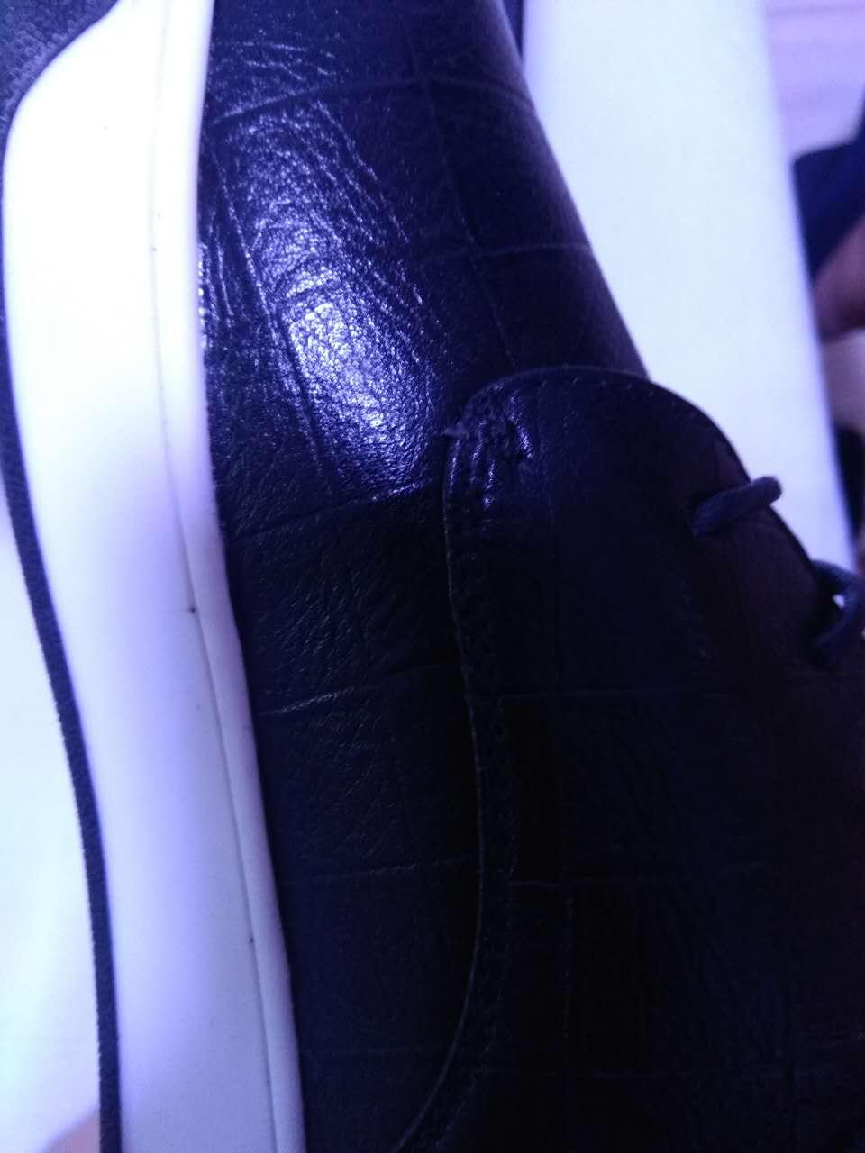 鞋还不错,略有睱疵如图1但不影响穿,应该是纯皮,鞋垫个人认为不好,是泡沫的,如图2。鞋轻不沉皮感好,希望耐穿。