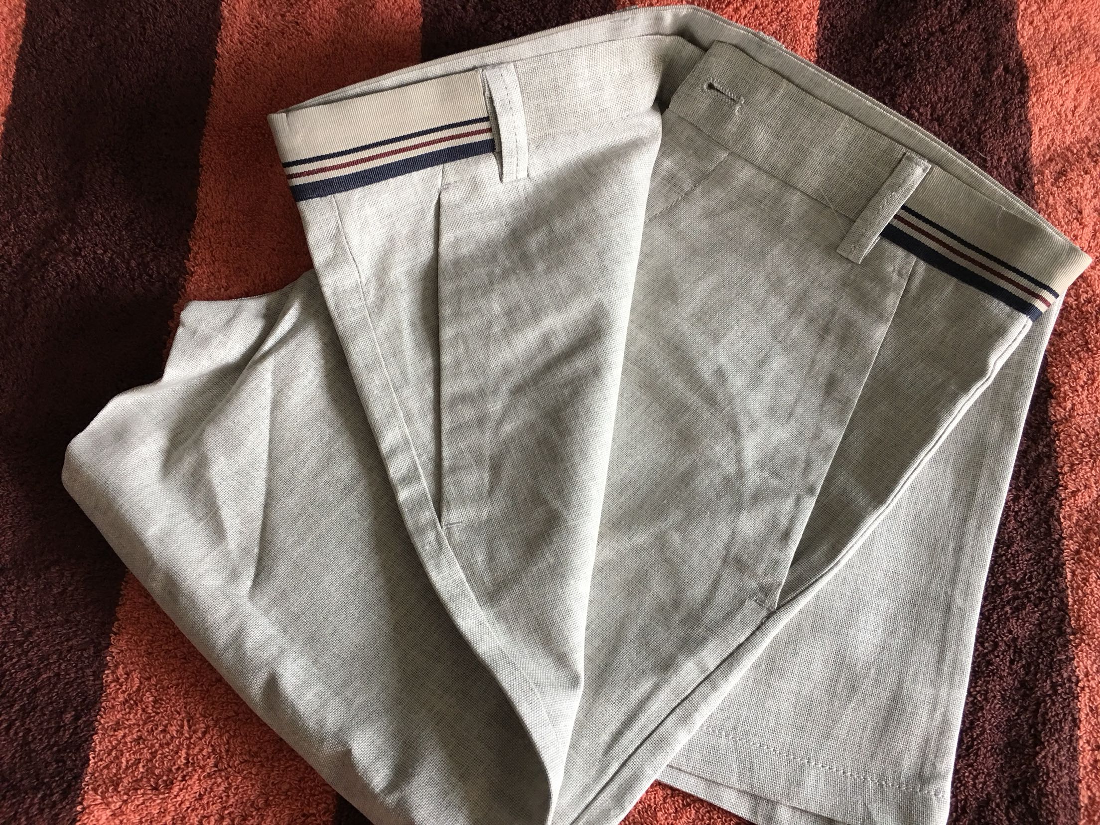 正好合适,外观看着还不错,试穿也感觉面料挺舒服的,不知道容易起褶皱不,穿一段时间可以再追评。