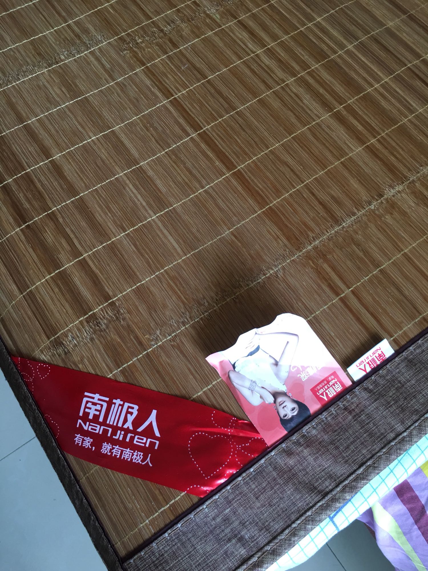 这次购买的南极人竹凉席质量很好,收获后立即洗晒干晚上直接铺上,效果不错,没有毛刺!好评!