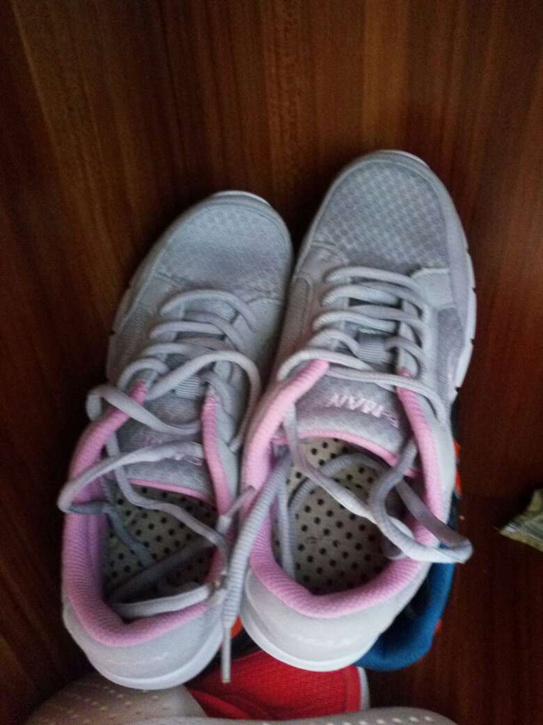 透气,轻巧,穿着上班挺舒服的