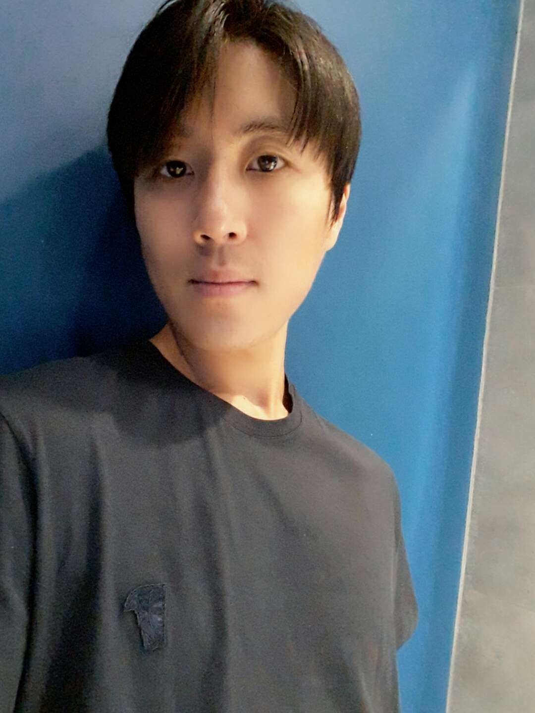 我有一件范思哲的衣服,在实体店买的。商标,洗衣标基本都一样,95%正品,5%不确定因素,?。希望是正品,衣服的质量是很不错。