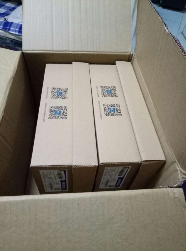 真的挺快!真给力!昨天中午定的,今天这会儿就给送到了!儿子特别喜欢!就是有一点儿:这鞋咋不能水洗呢?
