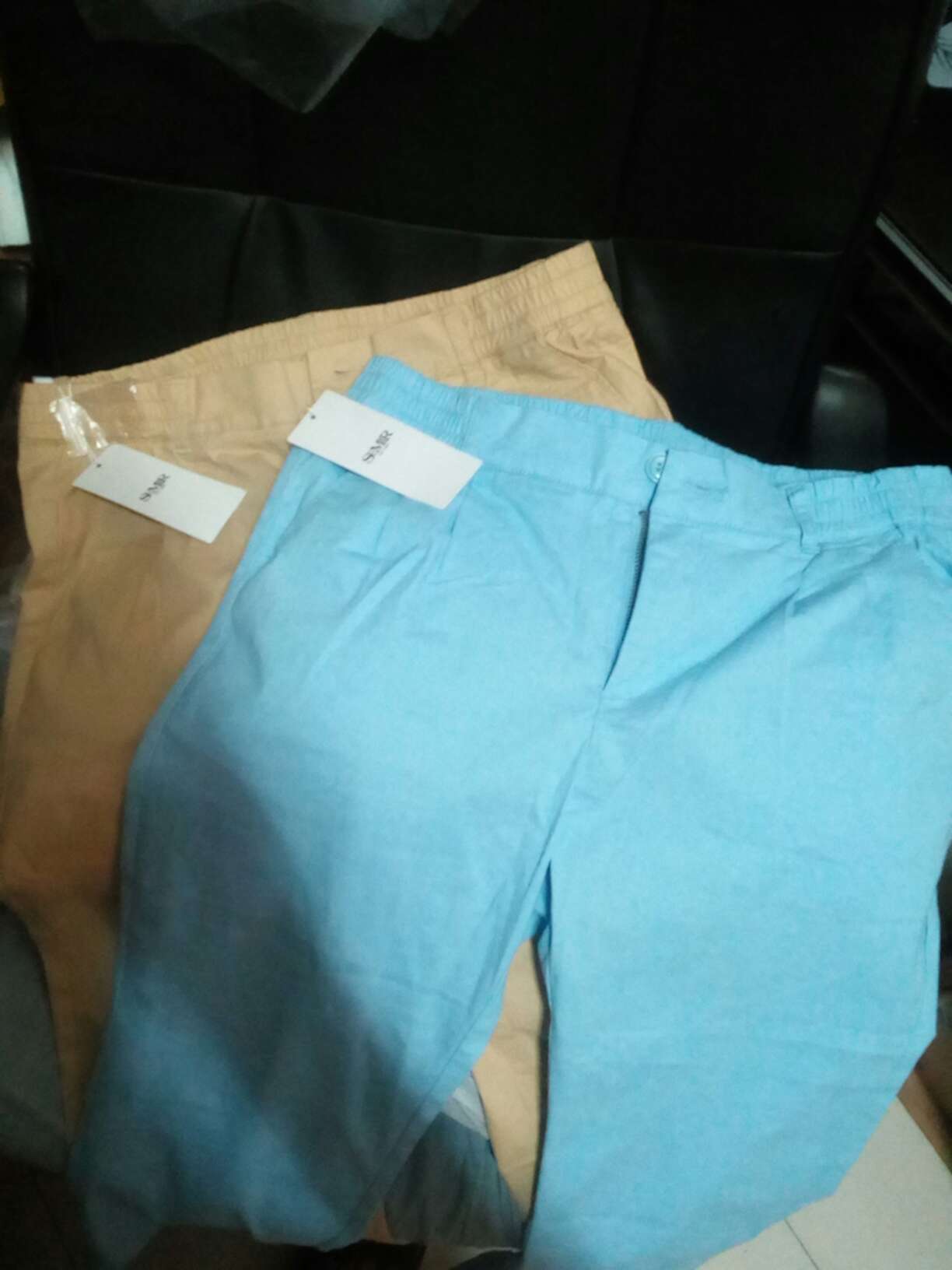 质量和做工杠杠的,穿着很舒服。裤子刚好合身,如果有大一码就更好了!个人喜欢穿宽松一点点的裤子,舒适也方便运动。