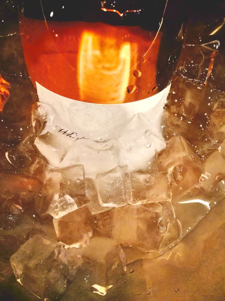 早就对这款酒倾慕已久,但是它在五星酒店和高端餐厅才有,都卖的好贵,偶尔才舍得喝,没想到现在有了,而且还是海外自采,这下便宜又放心的买到两瓶真棒!只不过昨天刚送到,就先拿出去消费了一瓶。不过还有一瓶,哈哈,放冰箱,每晚回家可以happy一杯?,在这几天热死狗的北京,不得不说至尊享受,桃红的脆酸,冰冰干净的口感,淡淡的果香花香,?,不错不错
