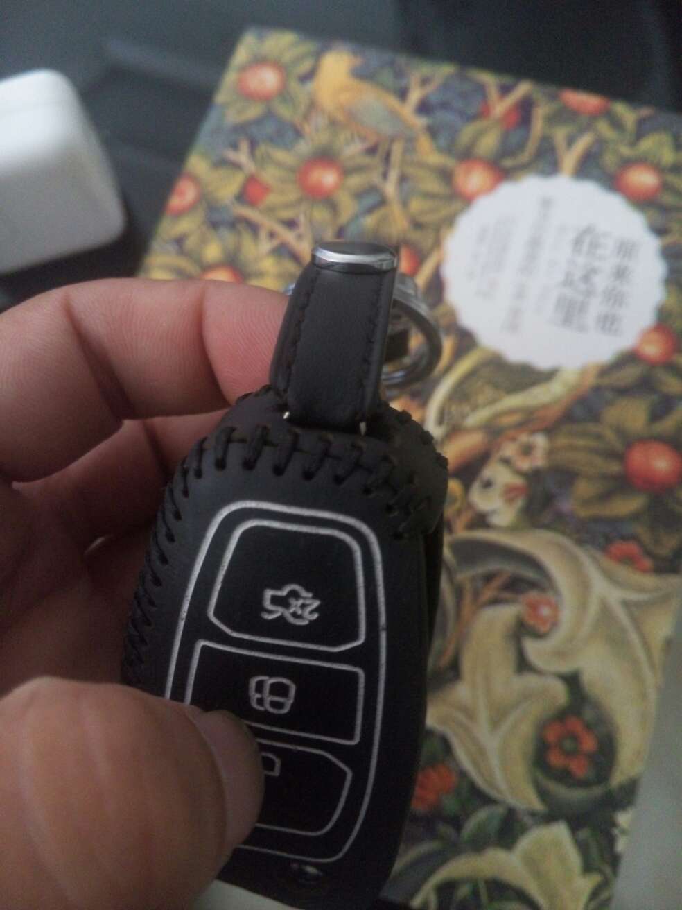 差评,第一次在购物这么不愉快,钥匙包和车钥匙不贴合,钥匙带跟钥匙挂不到一起,强行挂上去太丑,太丑材料感觉不是真皮,