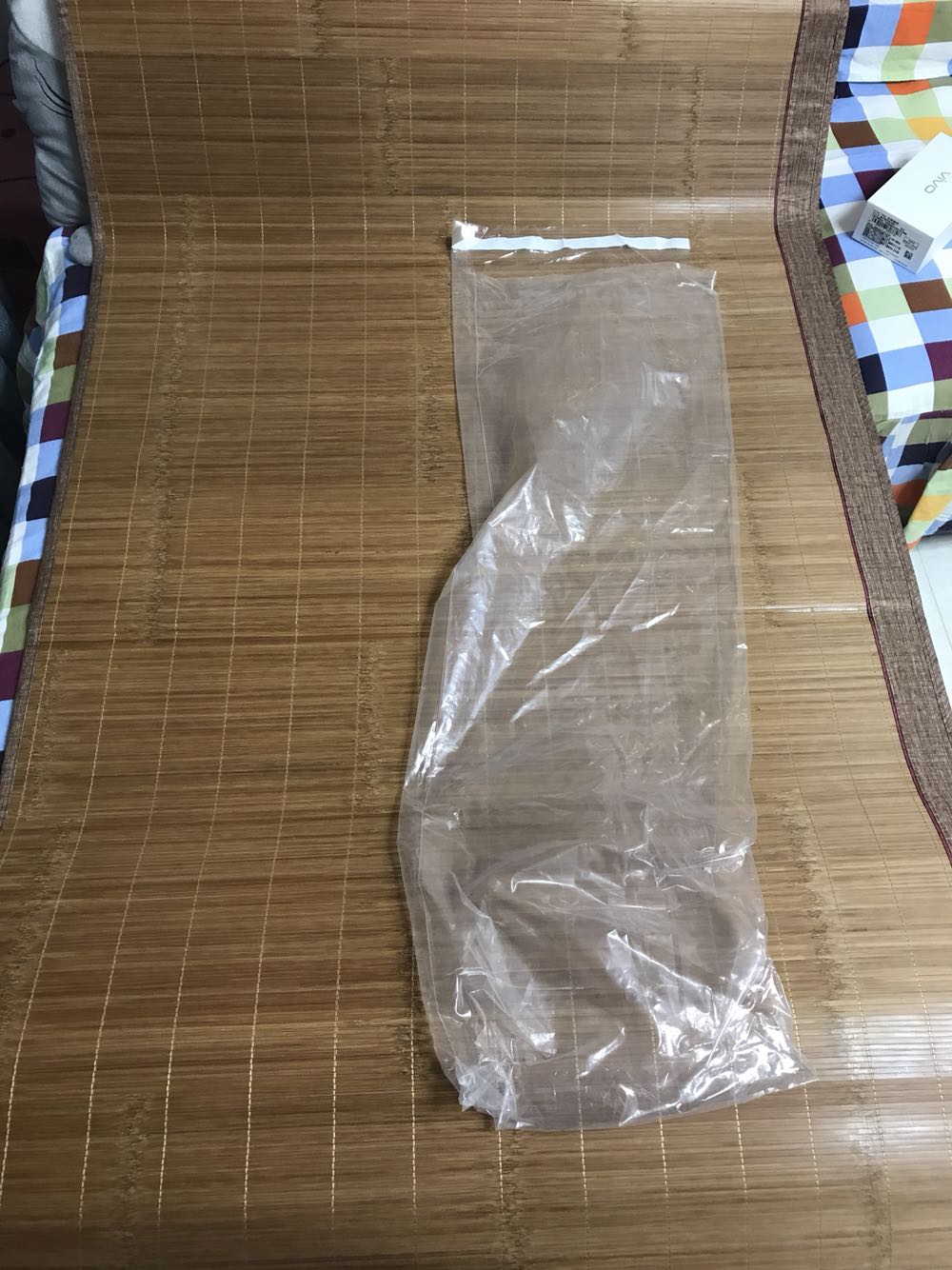 一次性买了两个,然后每一个上面棱的接缝可明显了,而且摸的时候,还有那种倒刺,而且味道也比较大,晾了一天还有味道,包装也比较简陋,就一个塑料袋