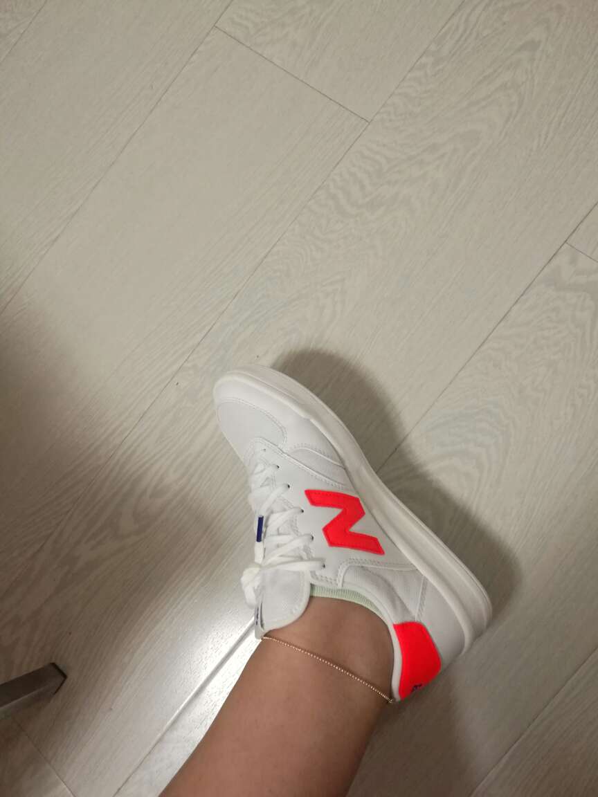 穿着很舒服,很漂亮!一开始拍的码穿着有点顶脚,提交换货,好快呀!快递上门换货,真不错!