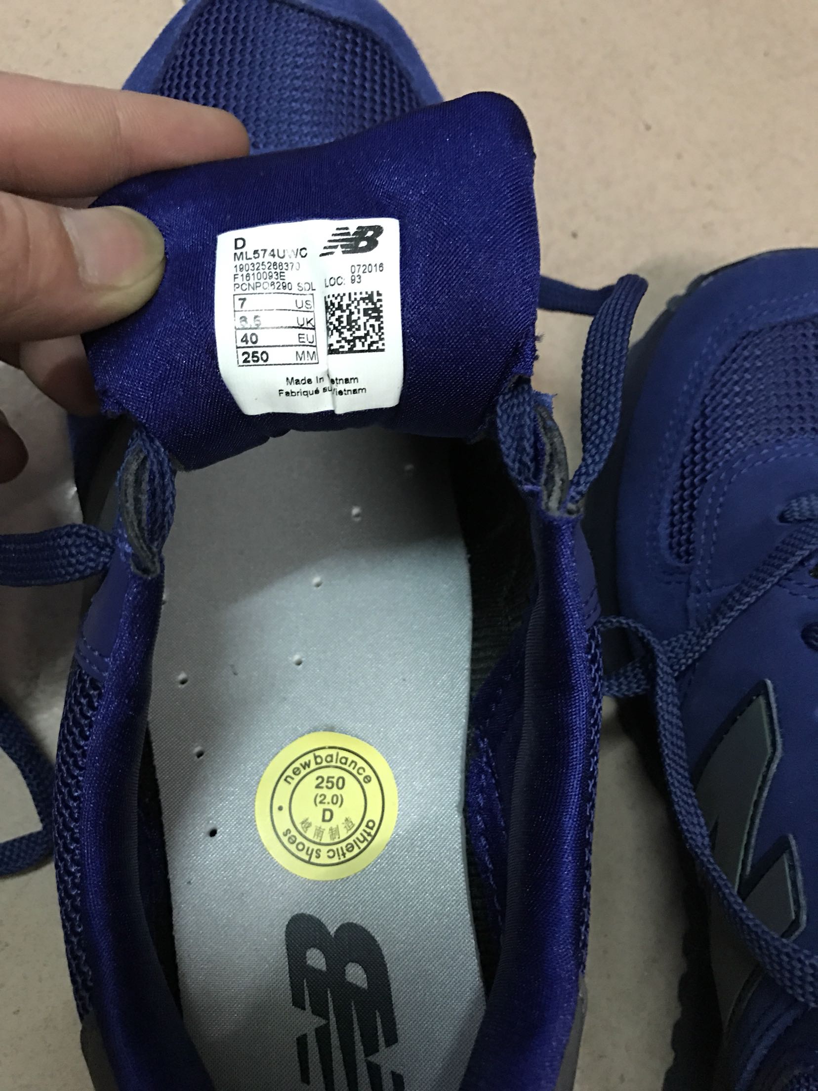纠结给几星 溢胶什么的下单前看评论就了解呢 所以有心理准备的但是收到后还是给了我一个惊喜(吓) 首先鞋子后根哪里 有明显褶皱 应该是有人试过后 退货的退货原因应该是 鞋面上 有两处胶印 突觉的时候估计手抖了 当然还是相信 自营卖的是真货越南产 下次直接pass掉 不打算退了 麻烦