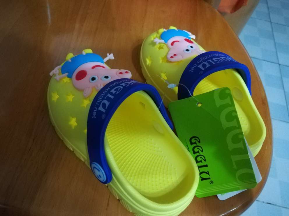 鞋子超级可爱的呢!小孩很喜欢,质量也很好,鞋底子很软和,适合小孩子穿
