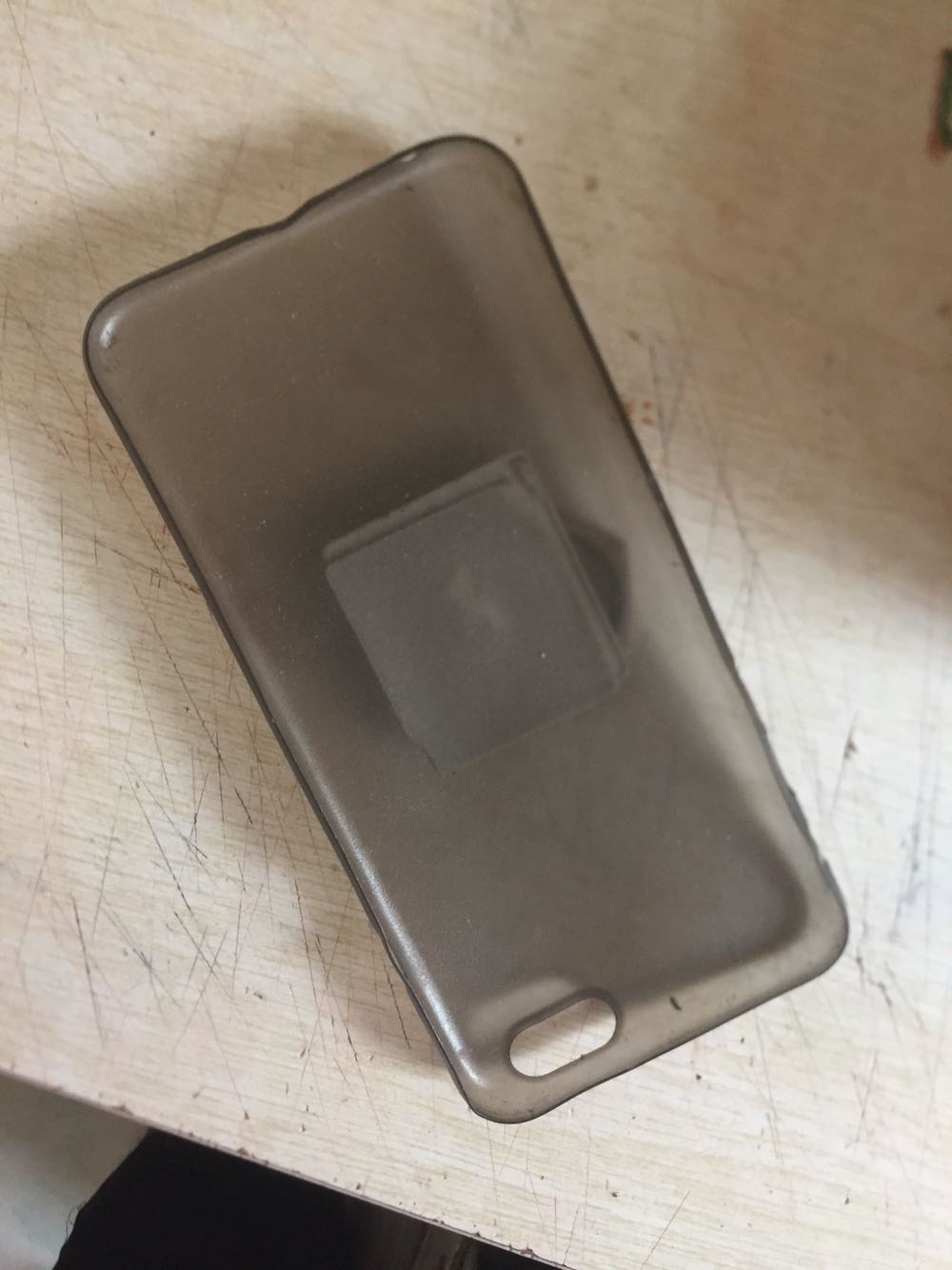 讲真,乐色的一比,劝大家不要买!我买的苹果6的 完全不适配好吗?各种掉!而且手感超级差!