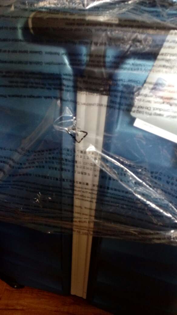 搞活动挺实惠的,箱子不错,磨砂效果棒,大小正合适,可惜不是飞机轮,不过有单杆拉手,也算是一个补偿吧。
