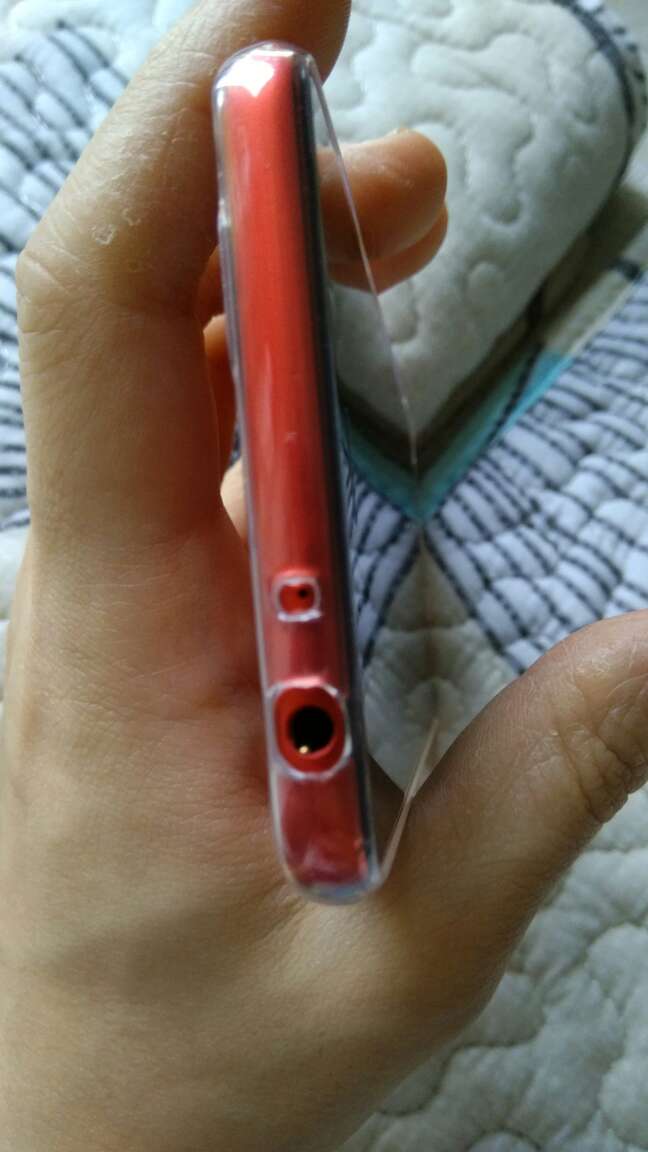 轻薄纤透,孔位精准,手感好,然而上面的两个孔是什么鬼,形状不规则,还是豁口的,毛边的