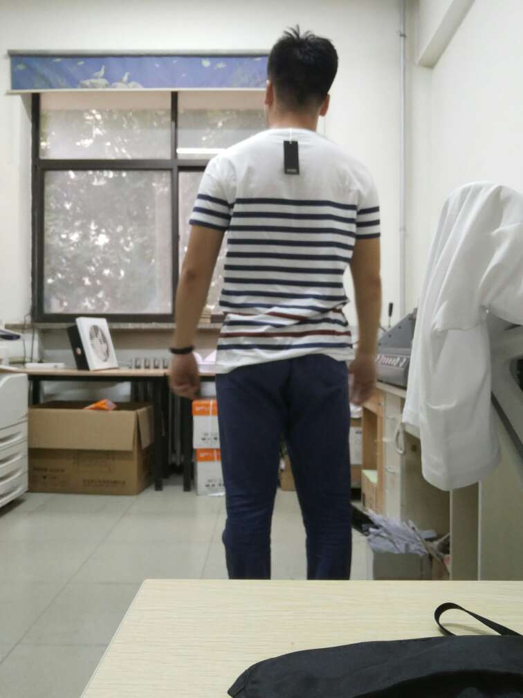 纯棉的,时间长了,容易被汗浸湿。然后后肩位置变松,衣服会轻微变形了…