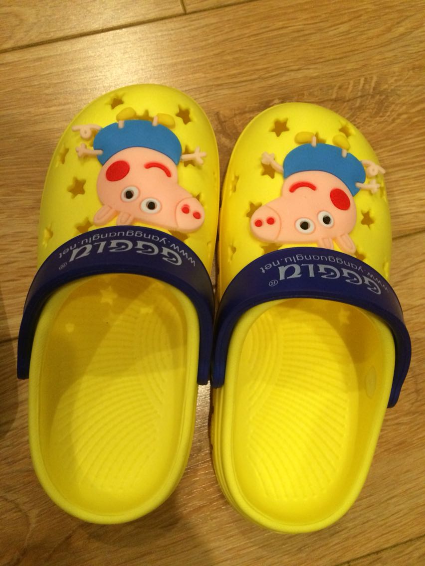 沙滩鞋不错,颜色款式都很好,鞋型也挺秀气,个人感觉比crocs的好。