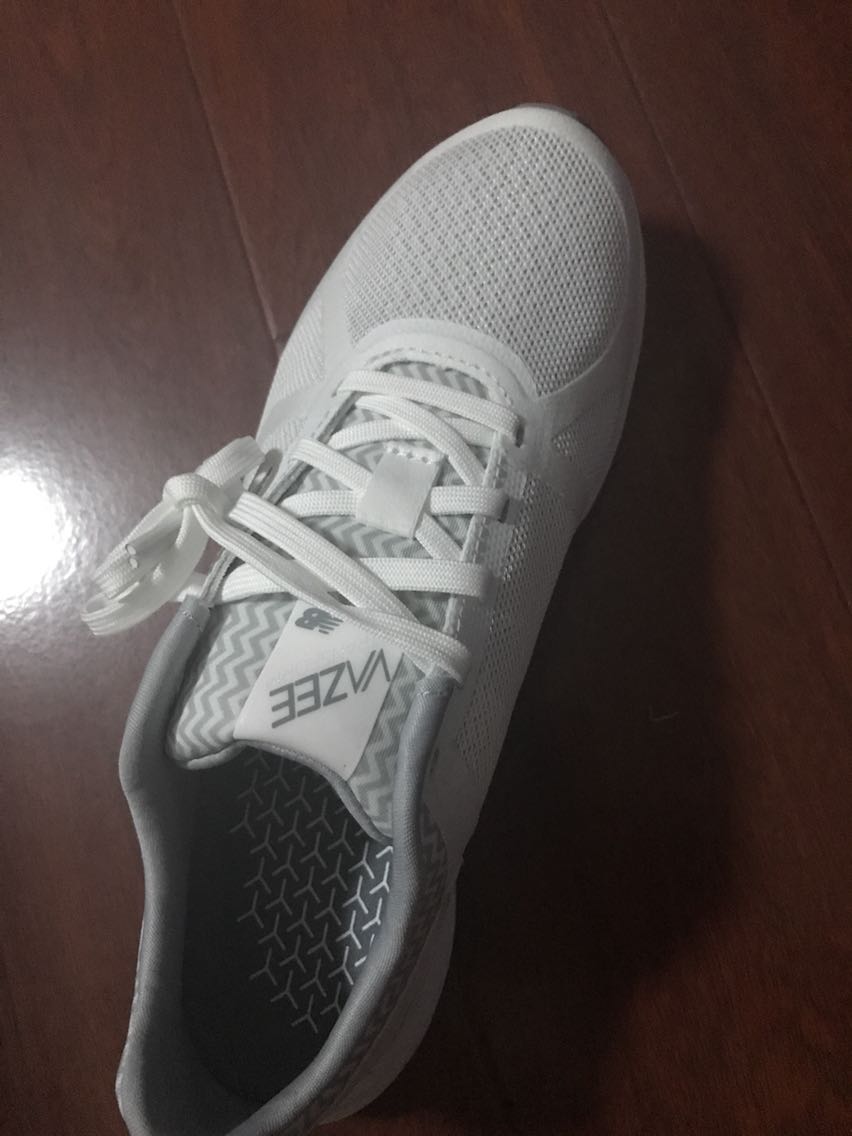 挺轻的,质量看着还不错,但是为啥没有37.5尺码,只能买成38,稍微有一点大