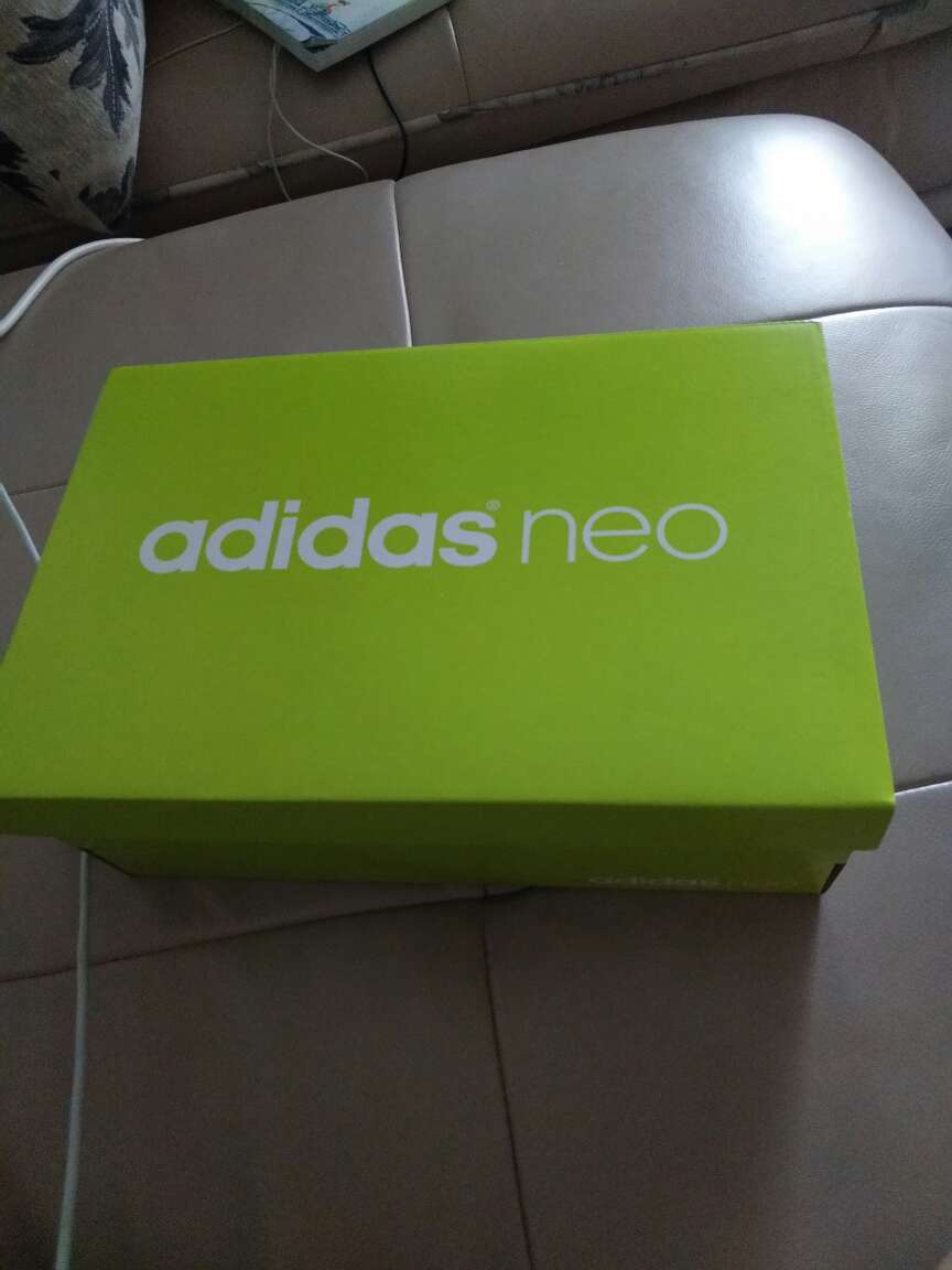 买的38码,大了,服务非常好,把37码的鞋,寄过来换38码的鞋走,不需要我们再去找快递邮寄,很为用户着想,如果不需要用户承担换货邮寄费就更完美了。