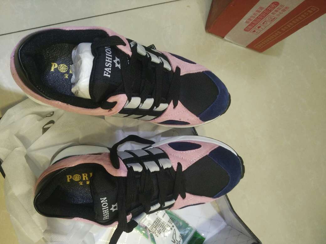 鞋子很轻巧,还算舒适,不过很重要的是,应该不是正品啦,看这做工,?