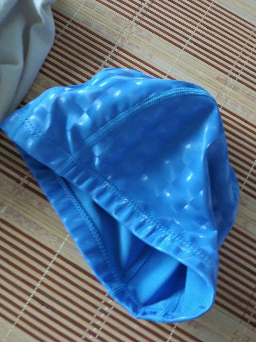 长头发能包住,没有紧绷感觉,很舒服,下水后再追评