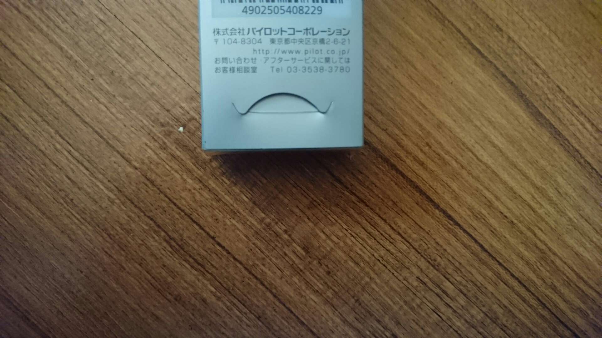 可擦写的笔,百乐估计是最好用的,以前买过三菱的可擦写,价格便宜,用起来还是比百乐要差不少的。对的客服很无奈,毫无服务意识可言!