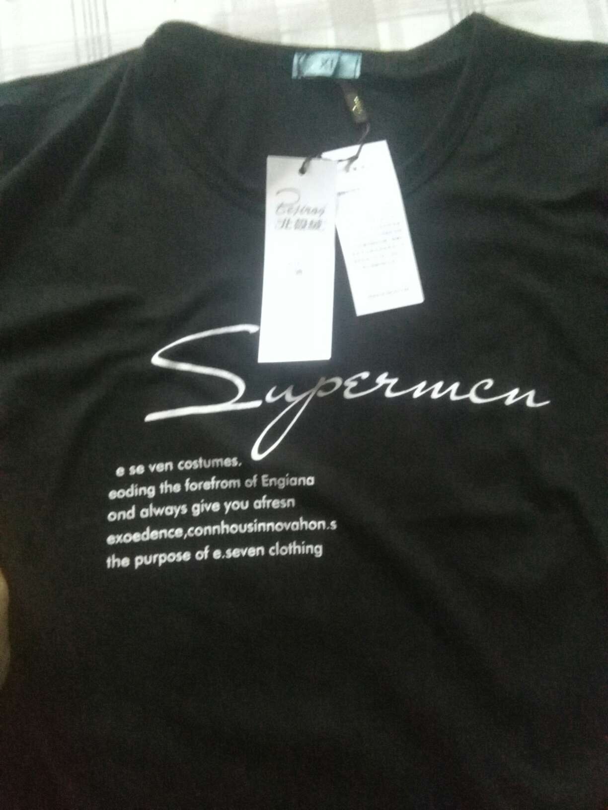 首先说快递送货速度很快。小哥,服务态度很好。包装袋是哪种一拉得的。下面允许我駡几句吧!我1.73米67千克属于偏廋 穿XL码都小。这都不算衣服连商标都没有订,洗涤也没有是下单连夜赶做的吗?领子处就一个号标,一吊牌 一会看图。曹泥马的!!和图片严重不符。布料摸着粗糙 有小球球。含棉量少涤纶多。底摆还有没缝纫上的地方。和市场上喇叭叫卖十元一件一样吗隔壁的。三十九元不值非常不建议购买。。。