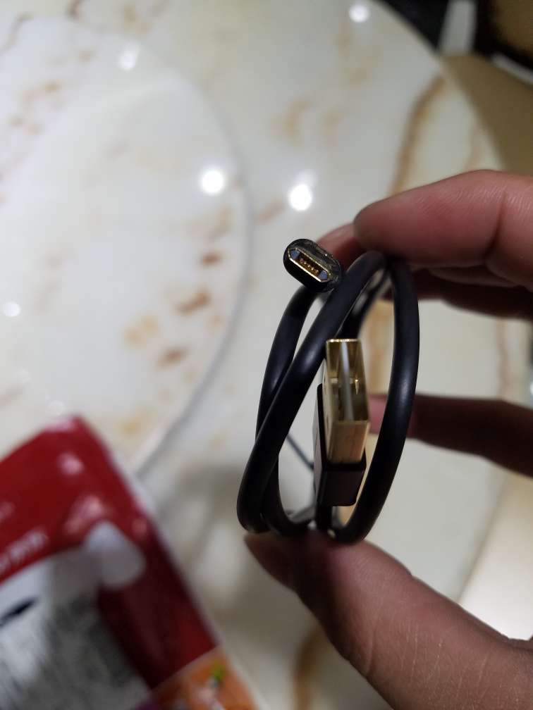 线材和过电流能力算得上中上,黑色不知道是不是编织的,因为不透明,超长的保修时间很不错。 大的USB公口插上充电头比一般的线要松一点,毕竟正反插中间有一个来回动的弹片。小口松紧还不错,比s7原来的线要好