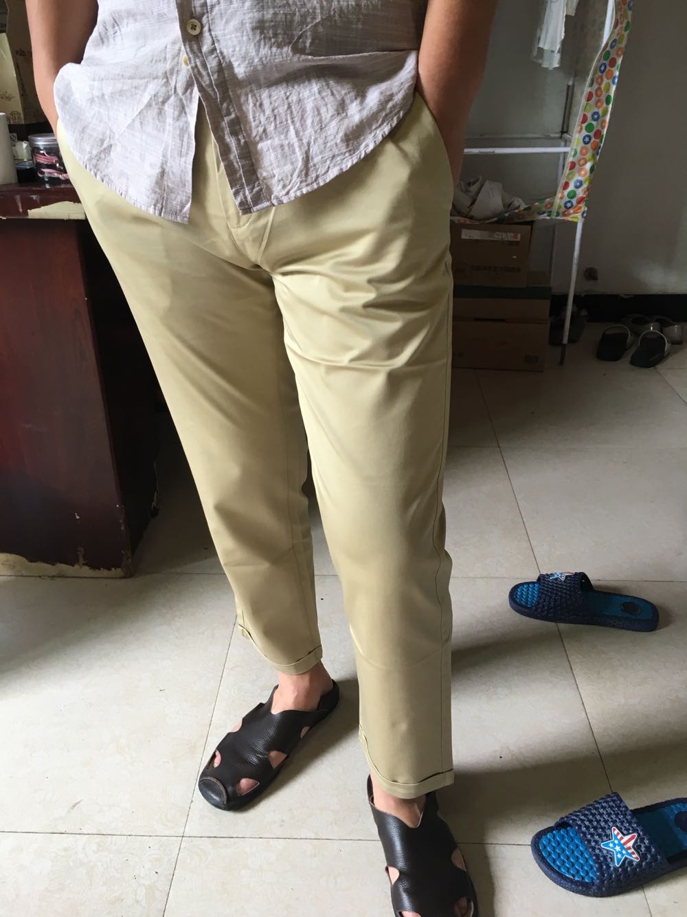 质地柔软,光滑,版型好,做工也细致,172,31码,腰腿臀围都刚刚好,很不错的品质