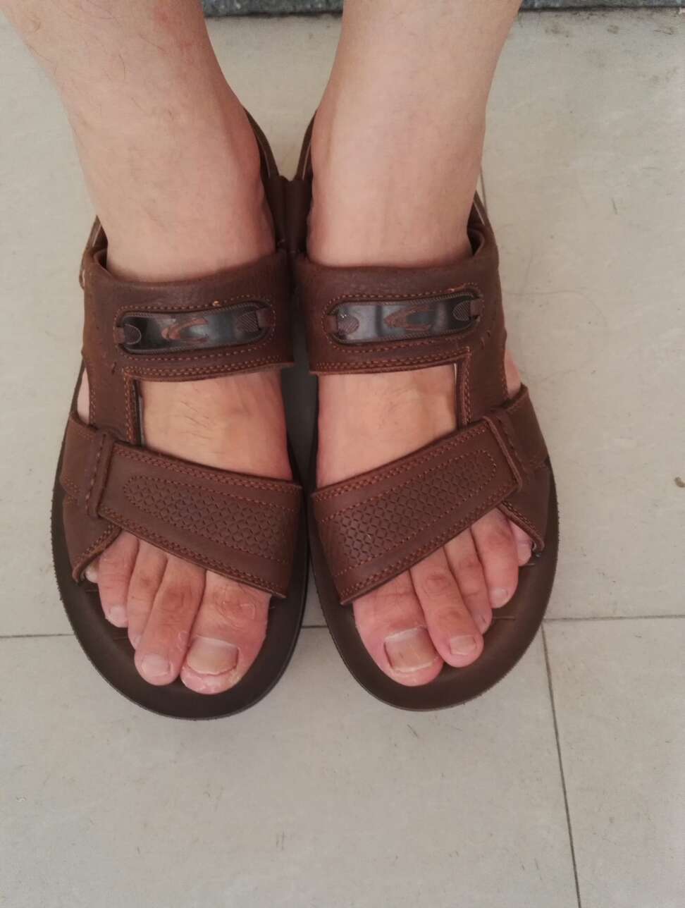 穿上挺合脚,挺舒服的,有点气味,希望能穿久点。