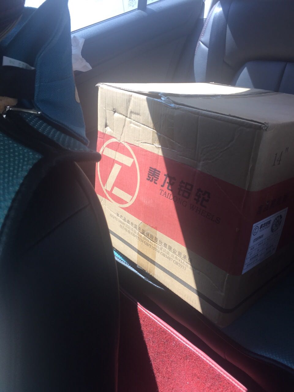 所谓的直营是骗人的,所谓的包邮也就是包物流自提,这么大的四个轮让人自提,客服忽悠似解释包邮就是包运输费用,请问包运输到客户手上那叫包邮,还说网页写的清楚是包邮二字,麻烦JD别让你的忠诚钻石客户失望,如果这么玩会被第三方玩完的,望跟进