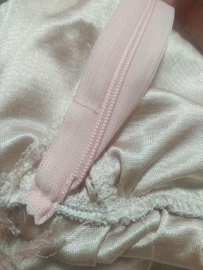看这拉链缝的,这做工不是一般的差