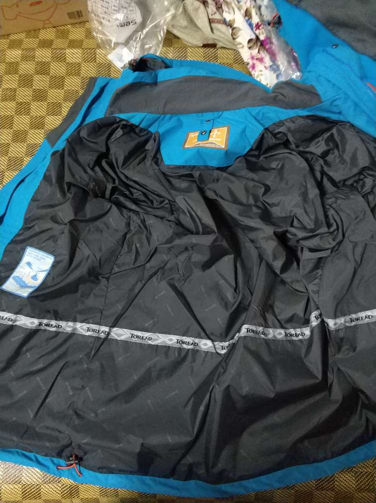 质量蛮好的,手感很舒服,大品牌就是不一样,支持!就是买大了一号,没得选了,改成了绿色的L号,正在换货中。。。