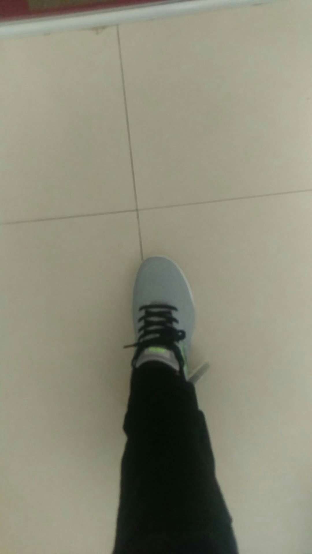 还不错,虽然是白色的鞋子,但类似皮革的材质容易清洗 码数也和平时穿的一样