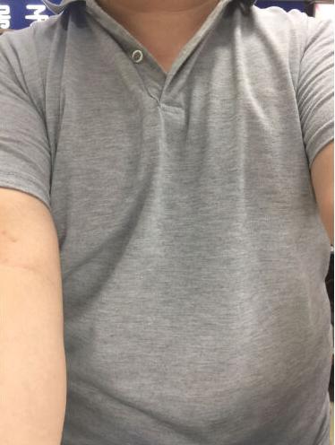 东西非常不错,价格实惠,颜色很纯正,穿起来很凉爽,洗了,明天就穿。物流很快,快递小哥很和气,服务热情,在这说声辛苦了!