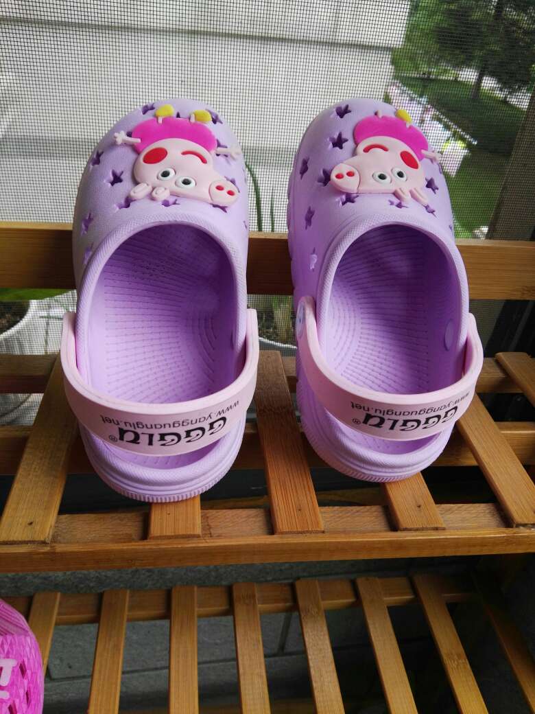 鞋子漂亮舒适便宜 孩子很喜欢 非常好洗 整个夏天穿的最多的一双鞋