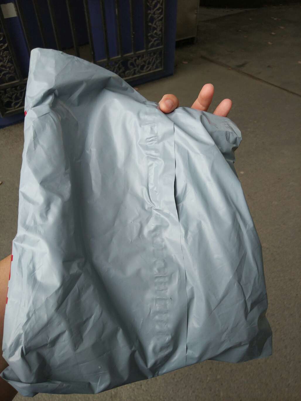 感觉还行,衣服手感是挺薄的,比较舒服,就是不知道质量如何?但愿喜欢嘛!