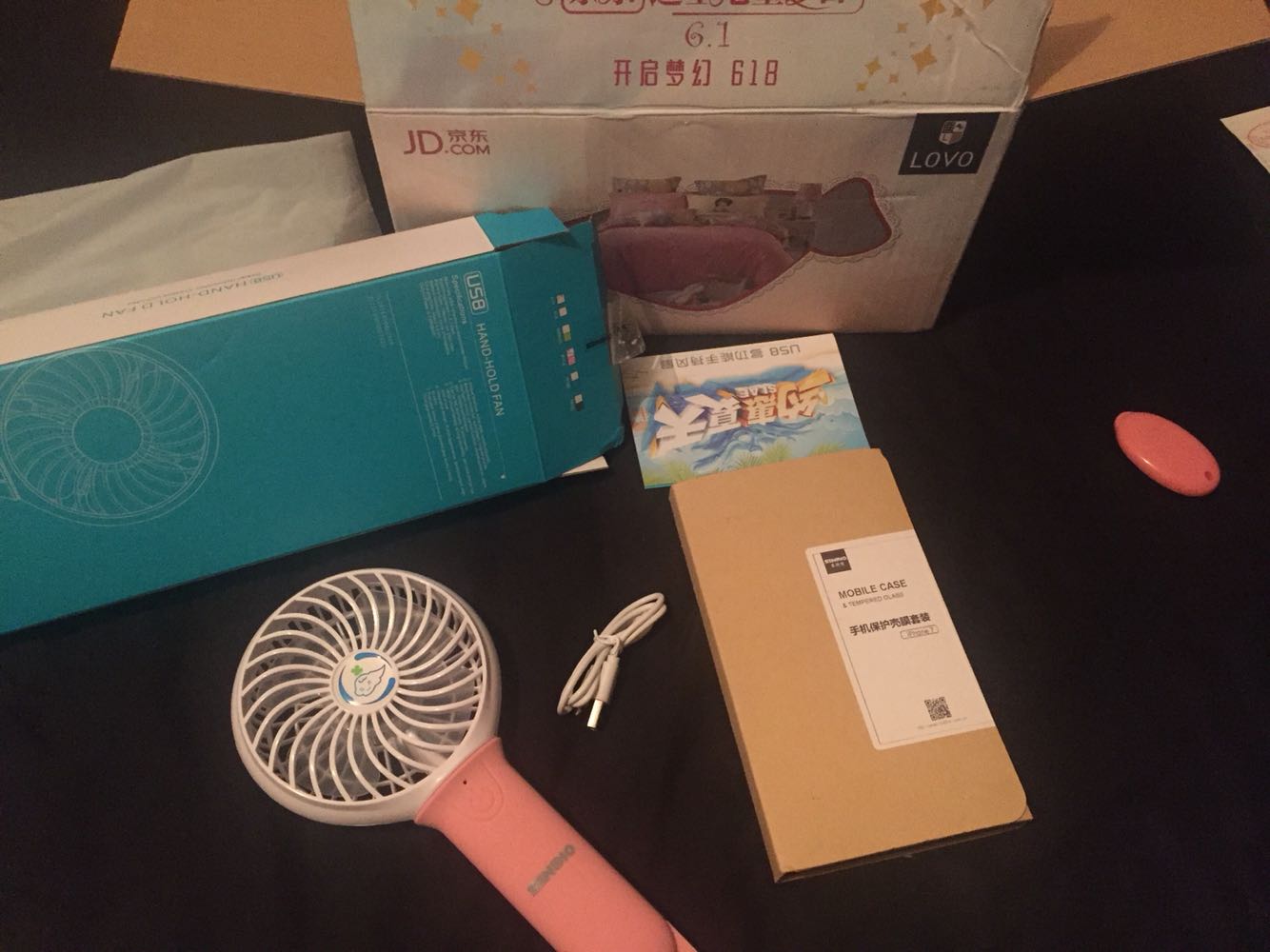 不得不说,自营就是快,这个包装真的给力,必须赞一个。给老婆买了个风扇,自己买了个手机壳膜套装,风扇真的漂亮,手感很好,很舒服,三档风很强劲,最叼的是还有灯能照明,还能当移动电源,真的服了,这么多实用功能,果断值了,这个贴膜听说是丝印的,很高端的感脚,壳也很软很透,手机重获新生的赶脚。值!赞一个。