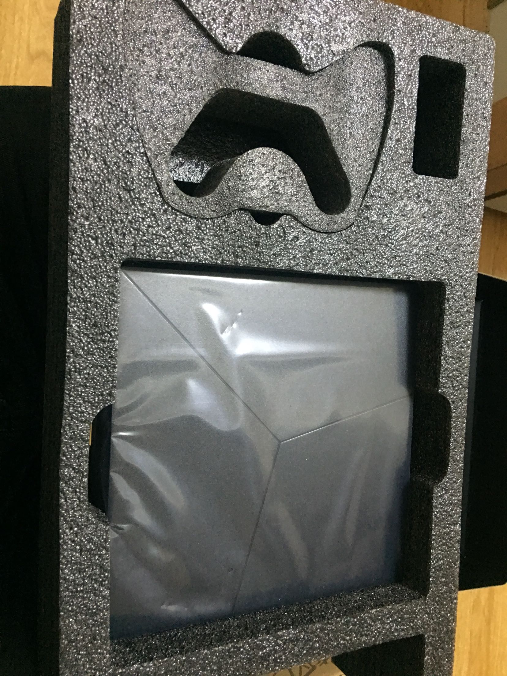 约七年以前,我一朋友坐上了某香港上市的网游公司市场总监的宝座,掌握每年一两个亿的广告投放预算,别的就不说了,短短三个月,单就顶配的外星人笔记本就收了四台,当时价格近2万部,这哥们来者不拒,也很够意思,送我了一台,第二天我就拿电脑城换了台式机,选的当时最大最贵的26寸三桑显示器~因为,死宅爱大屏~多年来,始终如一~