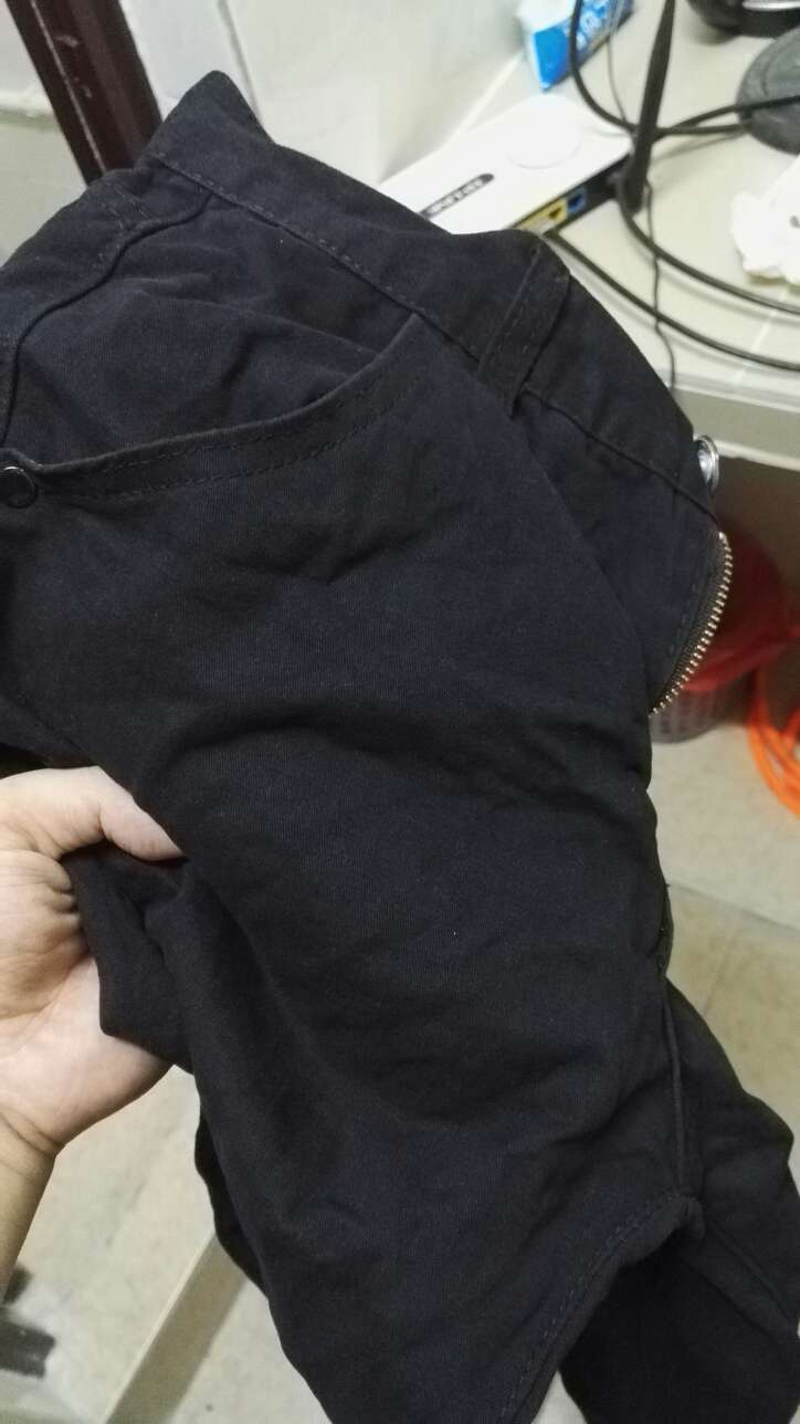 京東物流快,修身比較有型,可能是買大了一碼,腰圍有點大,總體滿意。謝謝京東和商家!