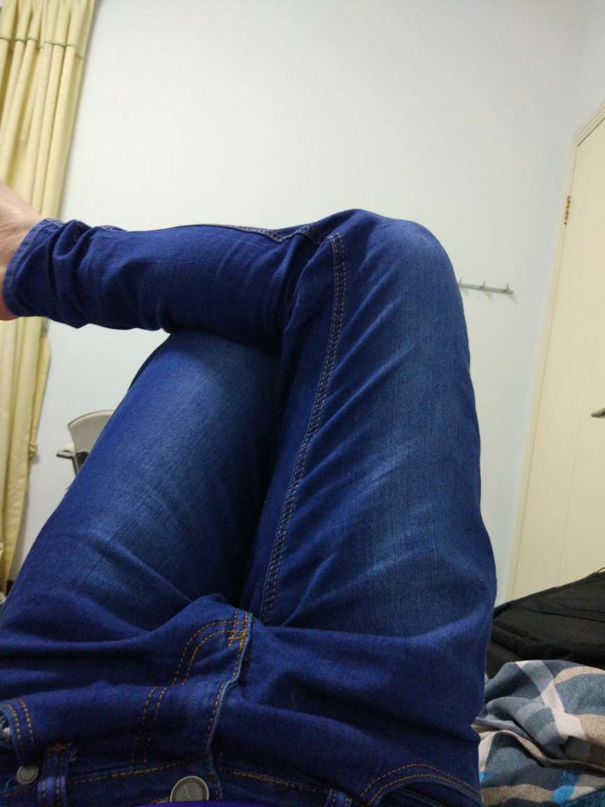 送货真的很快,裤子合适,薄款适合夏天穿的牛仔裤。