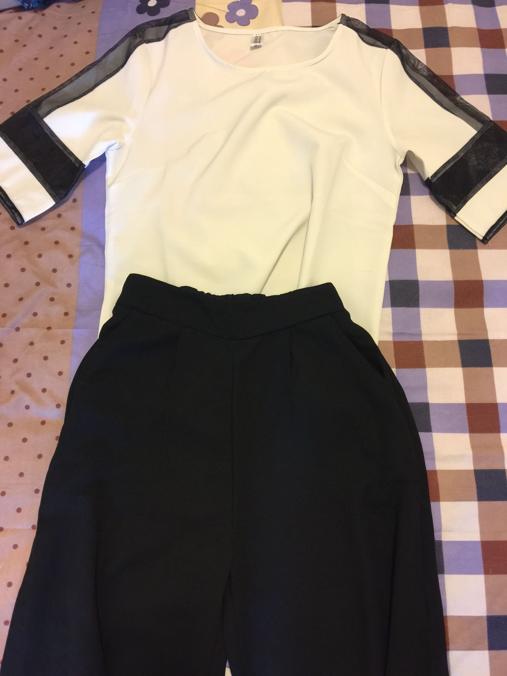 这套衣服价格不贵,穿上很显档次,很帅气,喜欢喜欢非常喜欢??????